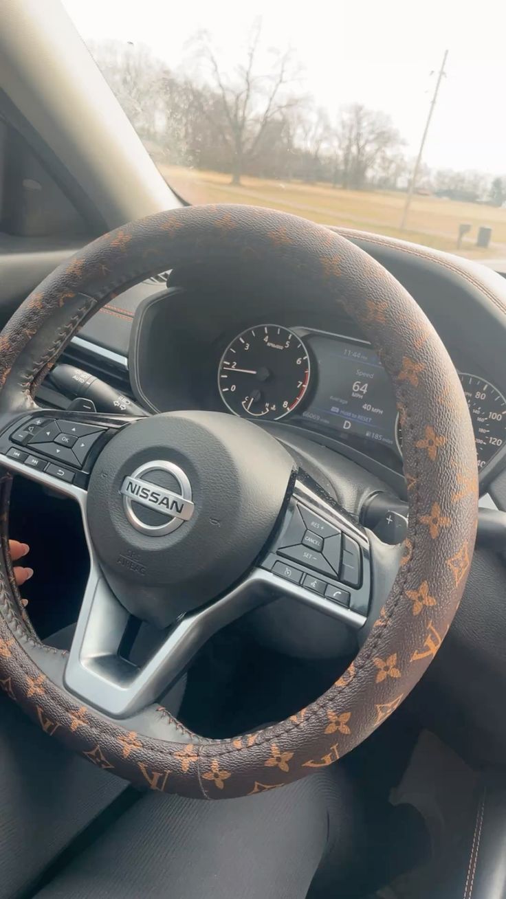 Luxe steering wheel in brown